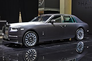 Une Rolls-Royce exposée dans un salon automobile