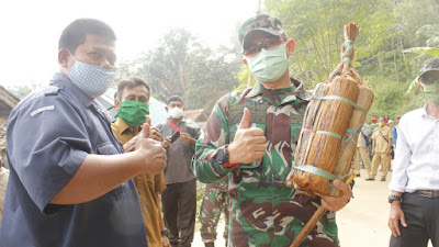 Penutupan TMMD 107, Warga Berikan Cinderamata ke Dansatgas