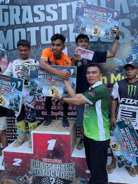 Heri Miheldi Serahkan Piala kepada Peraih Juara 1 Tuan Muda Grasstrack Motocross 2