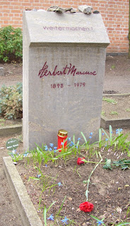 Herbert Marcuse'nin küllerinin 2003 yılında gömüldüğü Berlin'deki Dorotheenstädtischer mezarlığındaki mezar