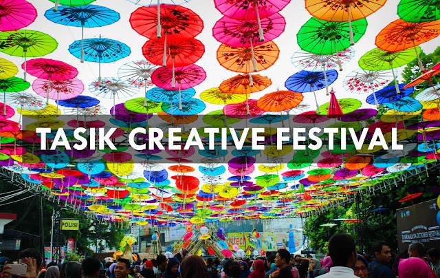 Ratusan Payung Terbang Melayang di Tasik October Festival