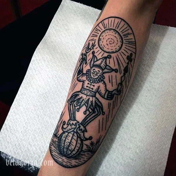 tatuaje del comodín en el brazo