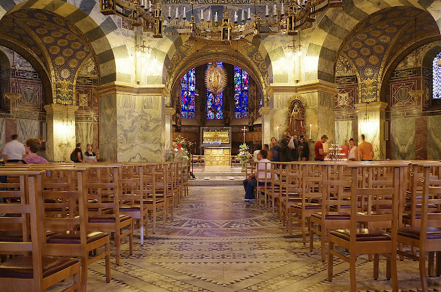 foto do interior da Capela Palatina na Catedral de Aachen