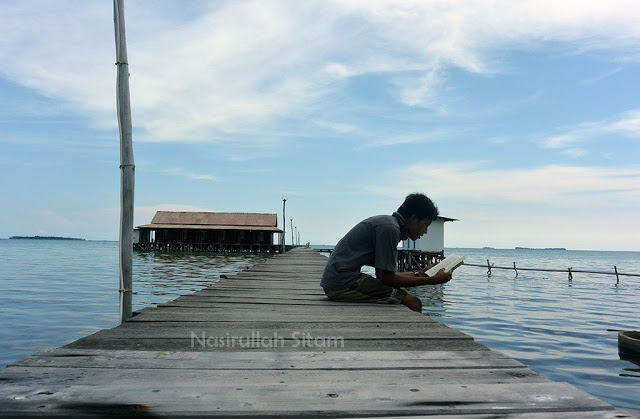 Mengabadikan diri di dermaga kayu asri karimunjawa