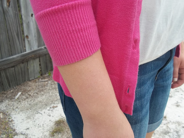 White tank, pink cardigan, boyfriend jean shorts, black sandals outifit casual