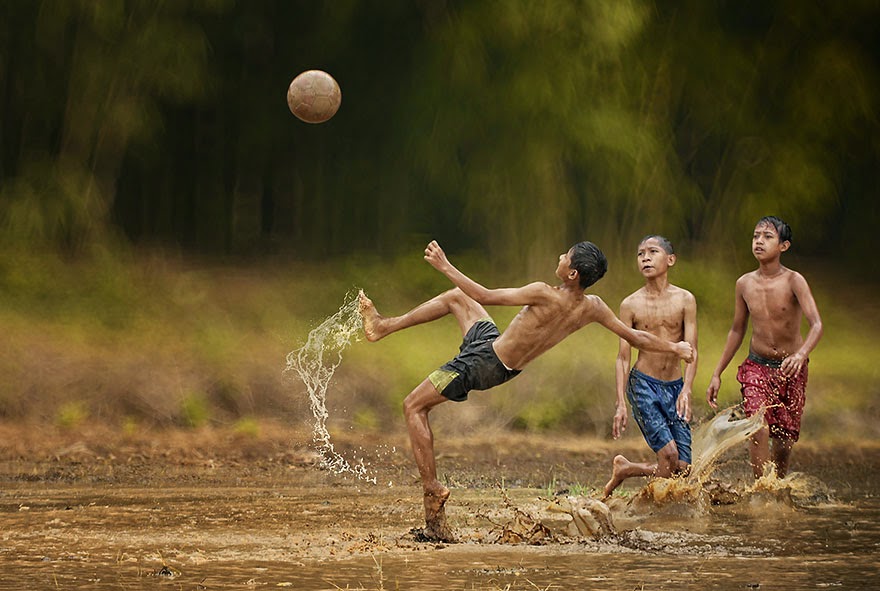 Everyday Life In Indonesian Villages Captured by Herman Damar