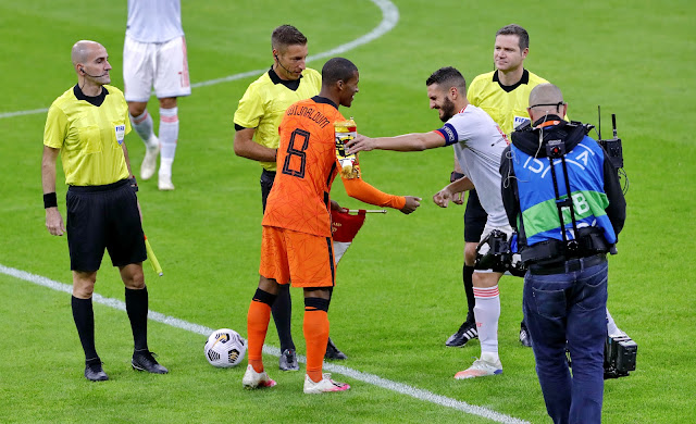 Los capitanes Georginio Wijnaldum y Koke Resurrección intercambian banderines en presencia del árbitro italiano Davide Massa y sus asistentes Preti y Alassio. SELECCIÓN DE PAÍSES BAJOS 1 SELECCIÓN DE ESPAÑA 1. 11/11/2020. Partido internacional amistoso. Ámsterdam, Países Bajos, Johan Cruyff Arena.