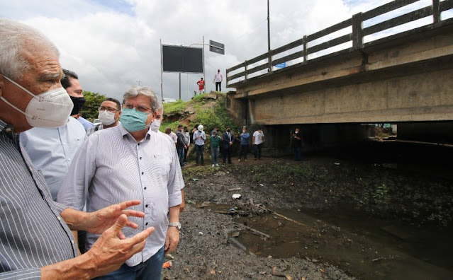 João Azevêdo entrega praça e inspeciona obra de recuperação de ponte em Bayeux