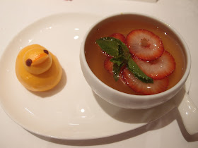 鸭仔莲蓉包配草莓炖香梨