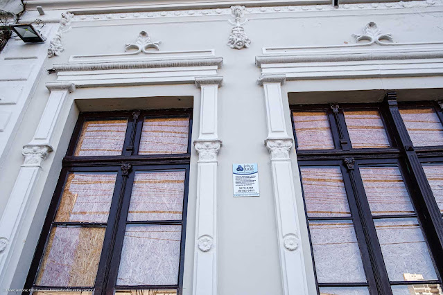 Casa na Rua Bispo Dom José . detalhe janelas e decoração