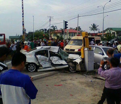 Gambar, Kereta Di Rempuh Kereta Api, 3 Cedera Seorang Terselamat