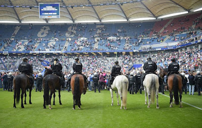 http://www.rp-online.de/sport/fussball/bundesliga/hamburger-sv-fans-stuermen-nach-klassenerhalt-den-platz-bid-1.6833773