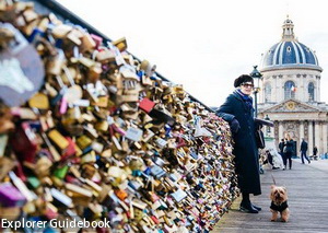 Jembatan gembok cinta di Paris
