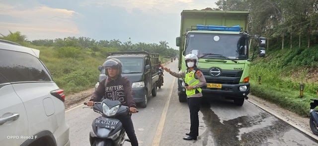 Kasat Lantas Polres Tebingtinggi AKP Dhoraria Simanjuntak Turun Langsung Bantu Evakuasi Truk Mogok