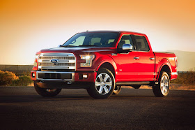 Front 3/4 view of 2017 Ford F-150 4X4 SuperCrew Platinum