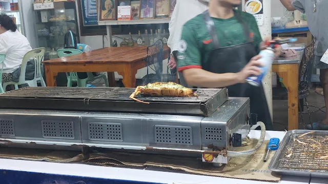 조리되고 있는 저희가 주문한 '랍스터 버터구이'