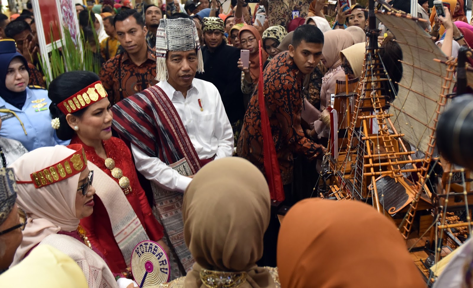 Dorong Pengrajin Bangun Kelompok Presiden Jokowi Produk 