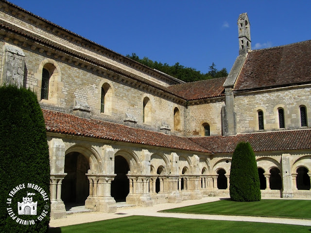 MONTBARD (89) - Cloître roman de l'abbaye de Fontenay