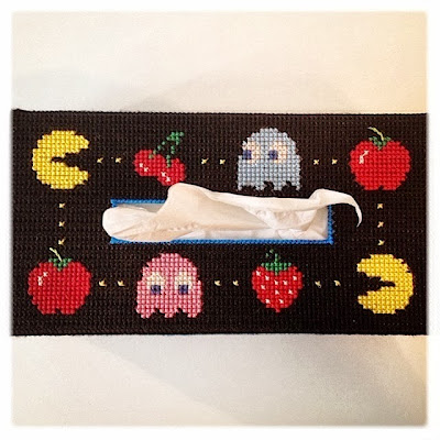 Korssting. Broderet cover til kleenex kasse, lavet af plastik kanvas. Computerspil, Pacman. Cross stitch embroidered tissue box cover with Pacman theme. Plastic canvas.