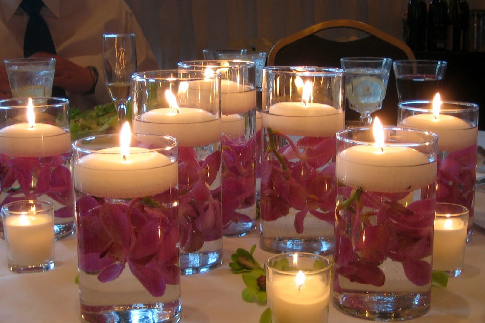 floating_wedding_candlesweddingcenterpiecesnet