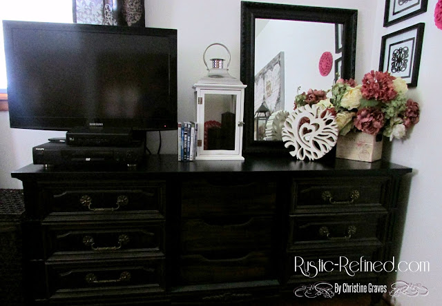 Decorating with Black & White Colors in a Bedroom