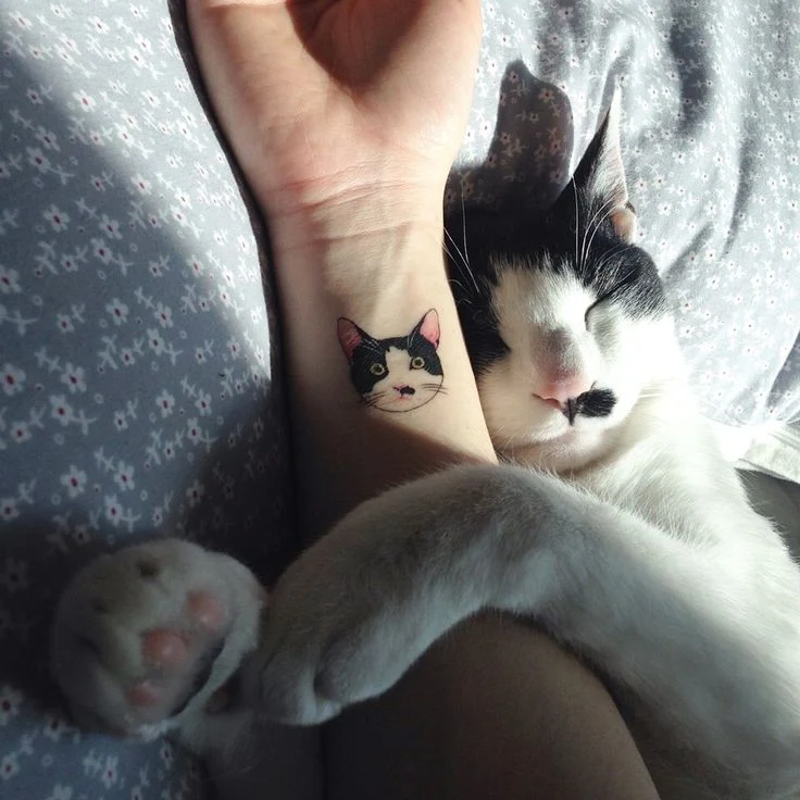 chica con tatuaje de gato