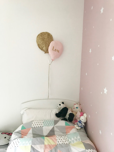 déco chambre petite fille avec duo de ballons cassis et petit houx