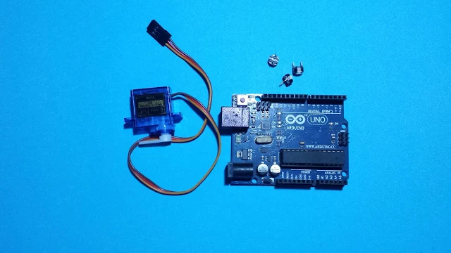 Arduino rotates a small servo motor with buttons