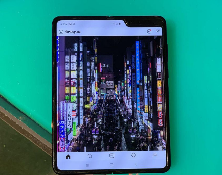 Samsung Galaxy Fold First Look: A Crease, a Click, and It's Thick 