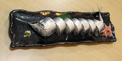 Prasowane sushi z sajry (sanma)