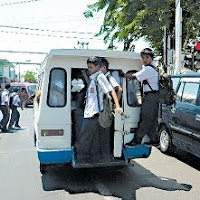 Nekat bergelantungan di Angkot