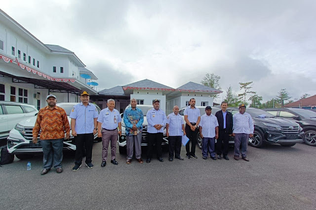 Didius Yahuli Serahkan 10 Unit Kendaraan Dinas Kepada Pejabat Pemkab Yahukimo