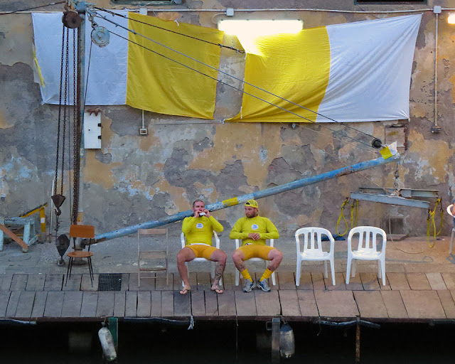 Rowers of the Benci-Centro before the race, Fosso Reale, Livorno