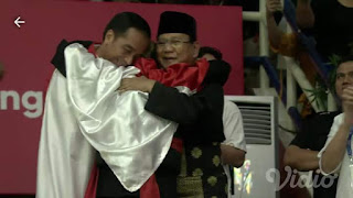 Viral Foto Jokowi dan Prabowo Dirangkul Atlit Pencak Silat