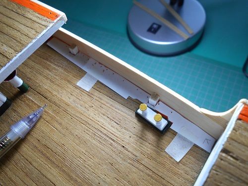 帆船模型日本丸を作る・ピンレールの準備。下の写真は次の作業です。ウエルデッキに穴を開けるための作業です。