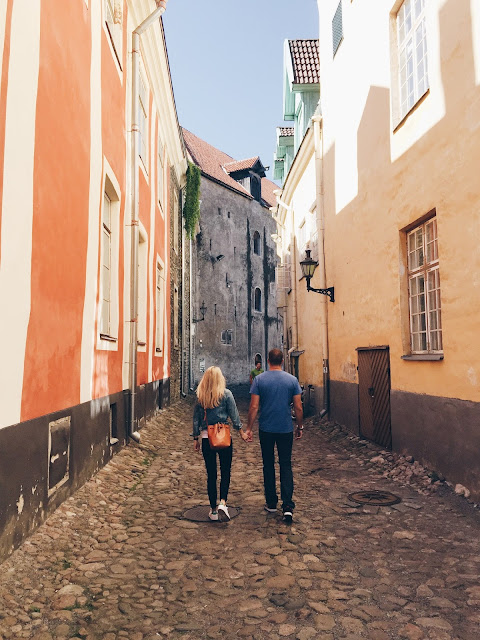 travelers-couple-europe