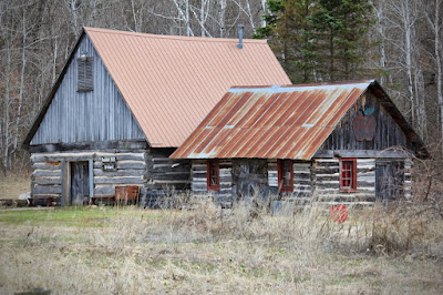 photo of an old barn