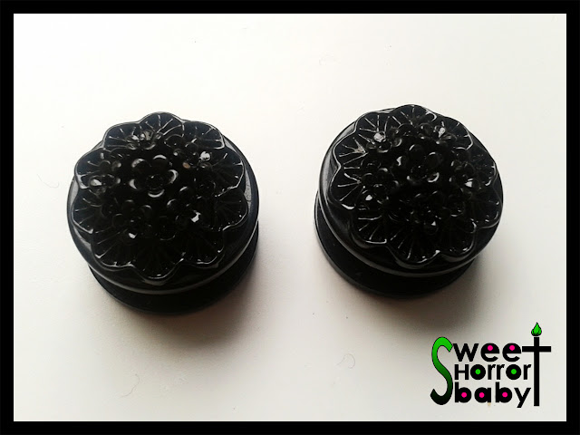 FLORES ABIERTAS NEGRO. DILATADORES, PLUGS, GAUGES, TUNELES. 