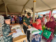 Babinsa Koramil Gumelar Dampingi Pembagian Beras