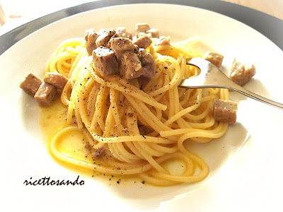 Carbonara di tonno affumicato variante di pesce della versione classica