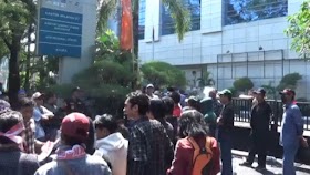 Desak Pengembalian Dana Nasabah Ratusan Massa Kepung Bank BNI Wilayah Makassar