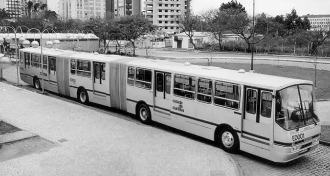 Ônibus biarticulado Volvo completa 30 anos de história e sucesso no transporte de passageiros
