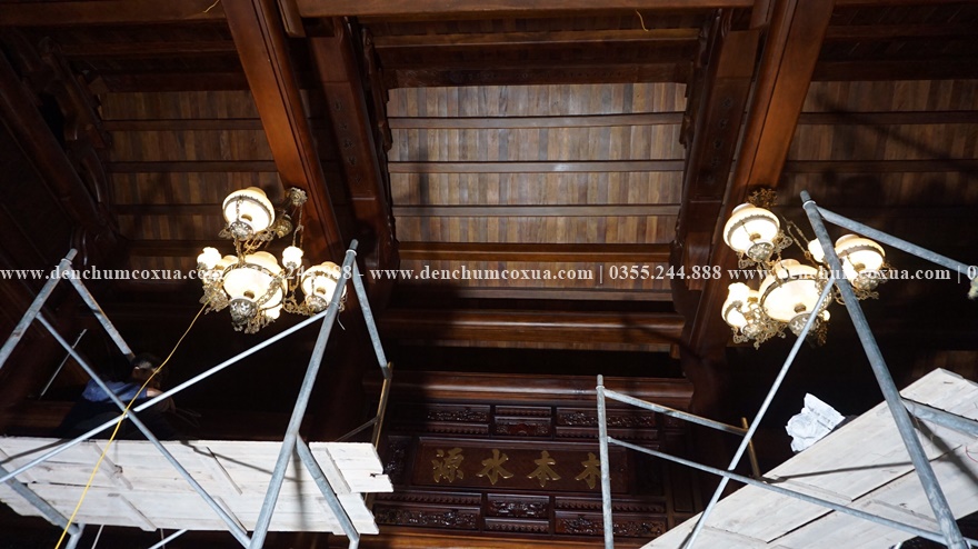 Mẫu nhà gỗ 3 gian 2 tầng tại Hưng Yên: Nổi bật dàn đèn treo 7 ngọn Pháp cổ!