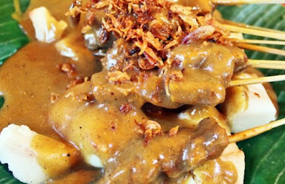 Sate Padang adalah hidangan khas Sumatera Barat yang terkenal dengan kuah gulai yang kaya rasa. Potongan daging sapi atau jeroan seperti limpa, paru, atau usus ditusuk pada tusuk sate kemudian dipanggang. Hidangan ini disajikan dengan kuah gulai kental dan nasi putih.