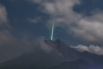 Meteor jatuh di kawah gunung merapi