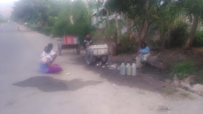 Warga Aeramo Rela Antri Demi Mendapatkan Air Bersih