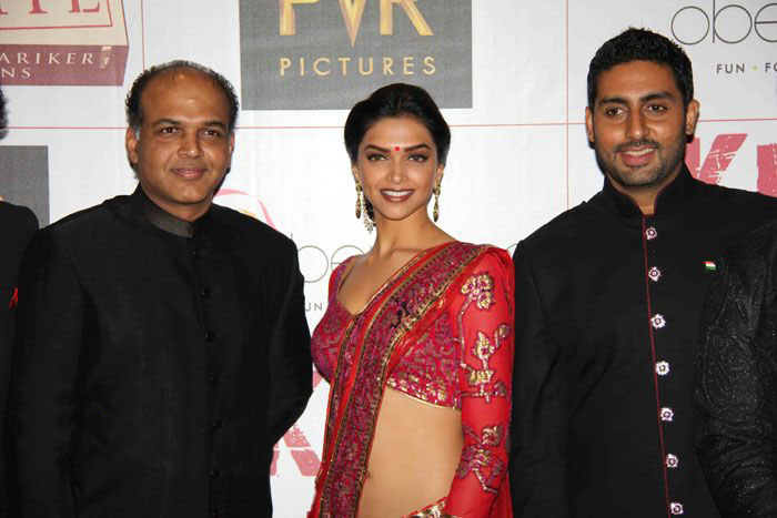 Deepika Padukone hot cleavage show at KHJJS Premiere photos navel show