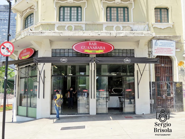 Vista ampla da fachada frontal do Guanabara Bar e Restaurante no Centro Histórico de São Paulo