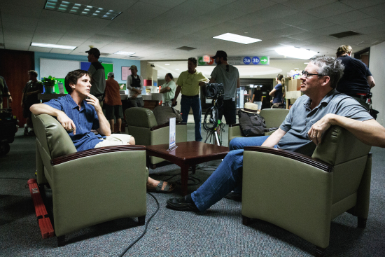 El director Adam McKay a la derecha, dando indicaciones a Christian Bale, sentado en la izquierda