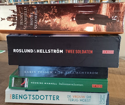 Stapeltje boeken, vooral de bovenste 2 heel dik